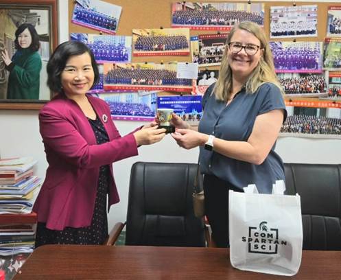 美国密歇根州立大学传播艺术与科学学院副院长Kjerstin Thorson来传播学院访问交流