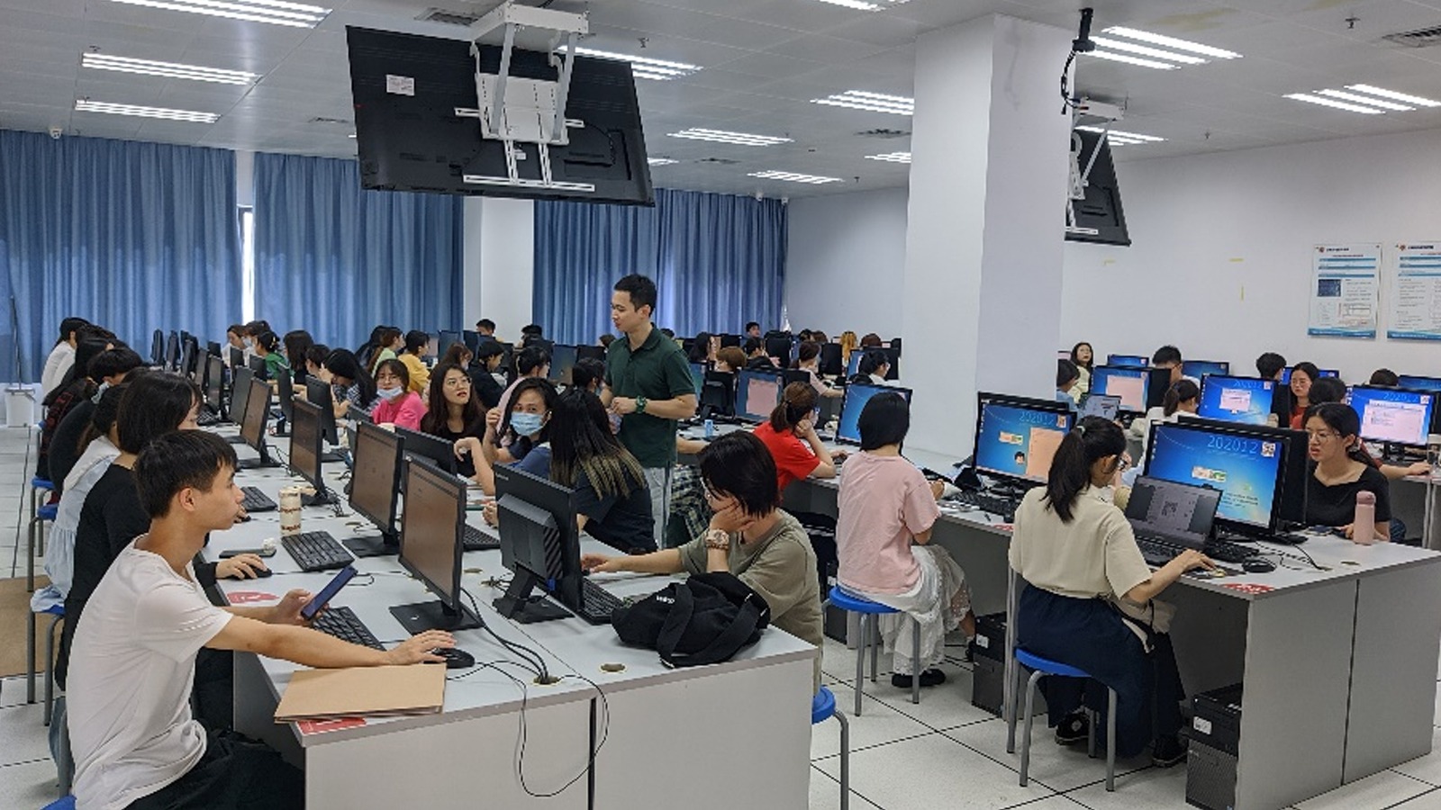 深圳大学国家级传媒实验教学示范中心“新媒体新技术讲座——H5创意设计短课”顺利举办